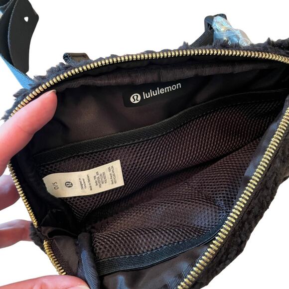 NWT Lululemon Everywhere Belt Bag Fleece 1L – Black | NWT Sherpa Waist Bag 727G - Picture 5 of 9